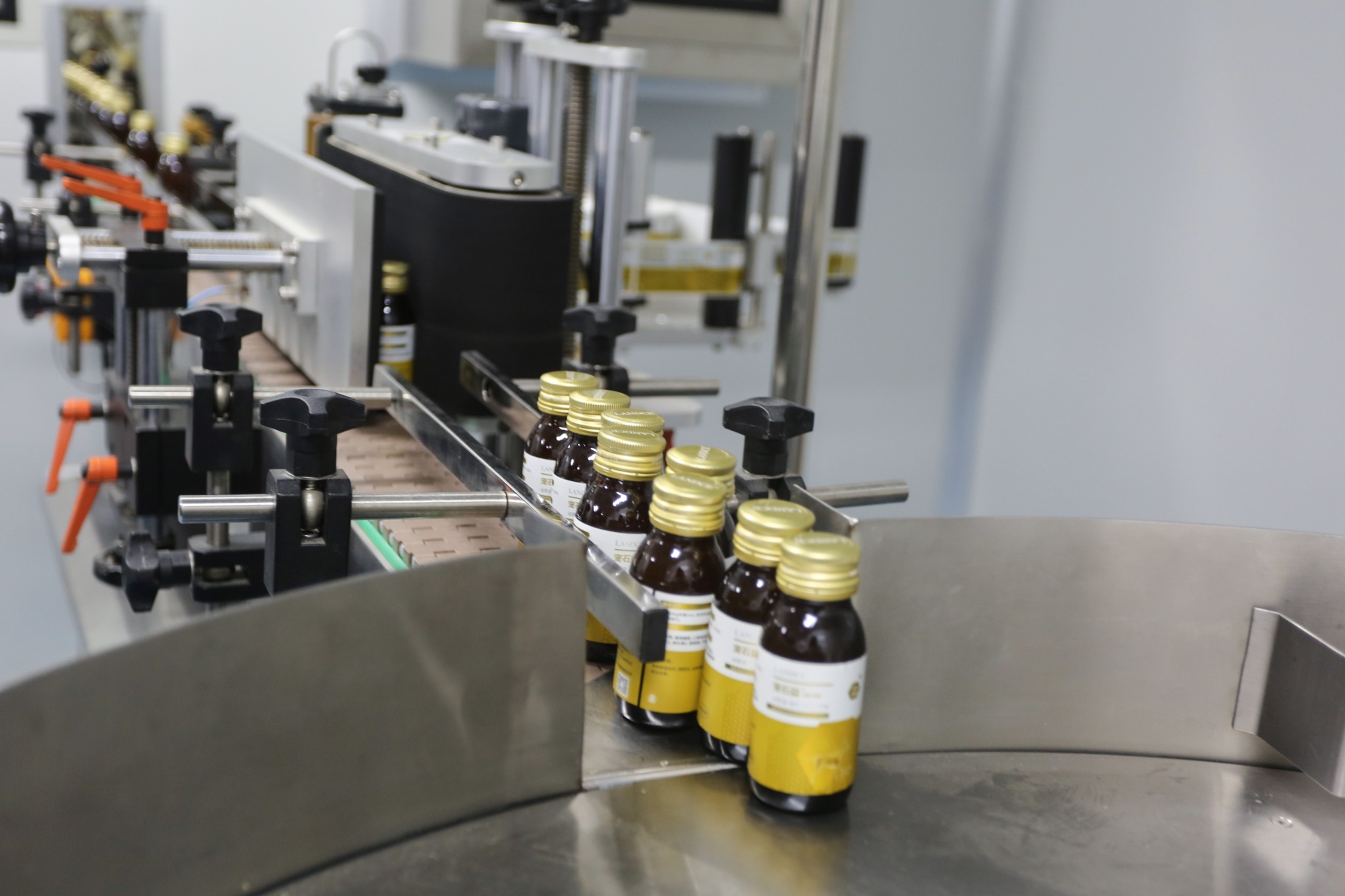 Bottle labeling line